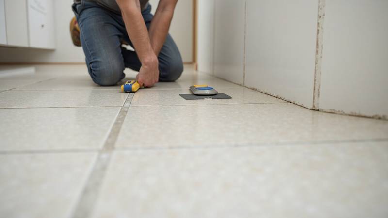 Installation of 20mm porcelain slab countertop over an open island, demonstrating the recommended thickness for large overhangs