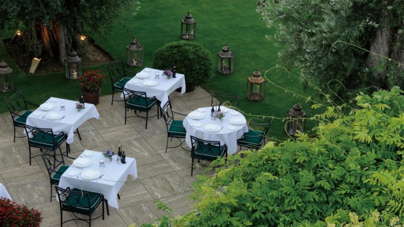 Garden patio paved with 20mm outdoor porcelain tile