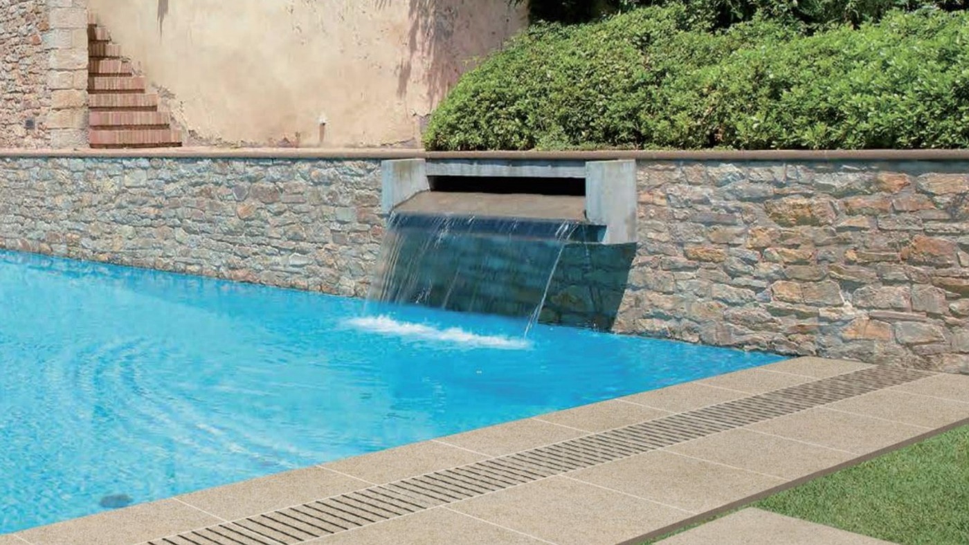 Pool deck with overflow channel using 20mm porcelain pavers