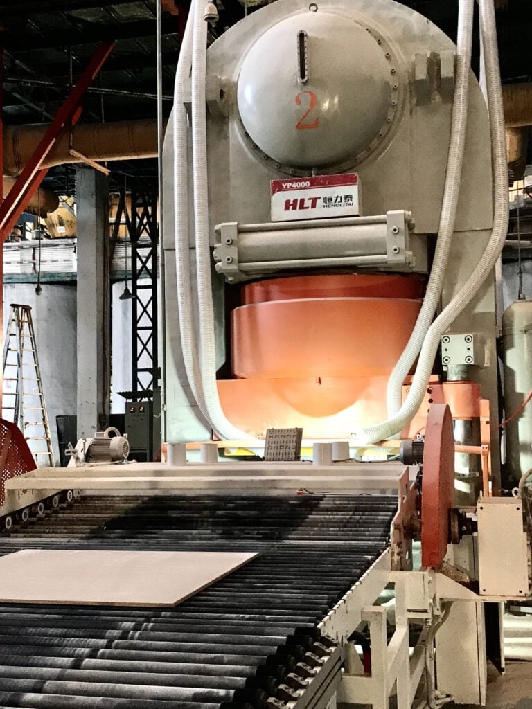 4000-ton hydraulic press close-up - Foshan tile factory production equipment